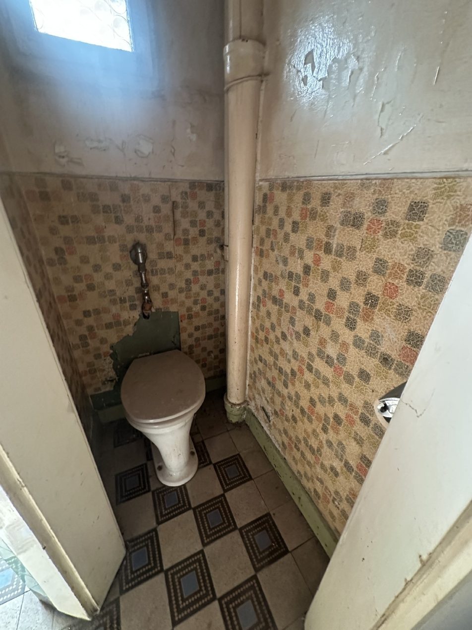 EG / WC