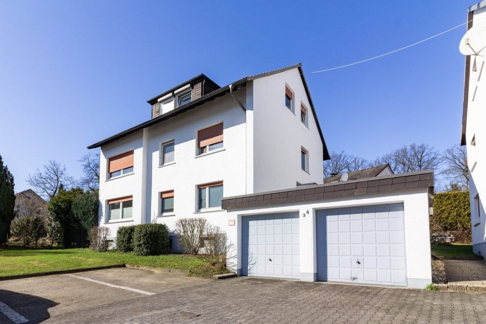 Hausansicht / Garagen