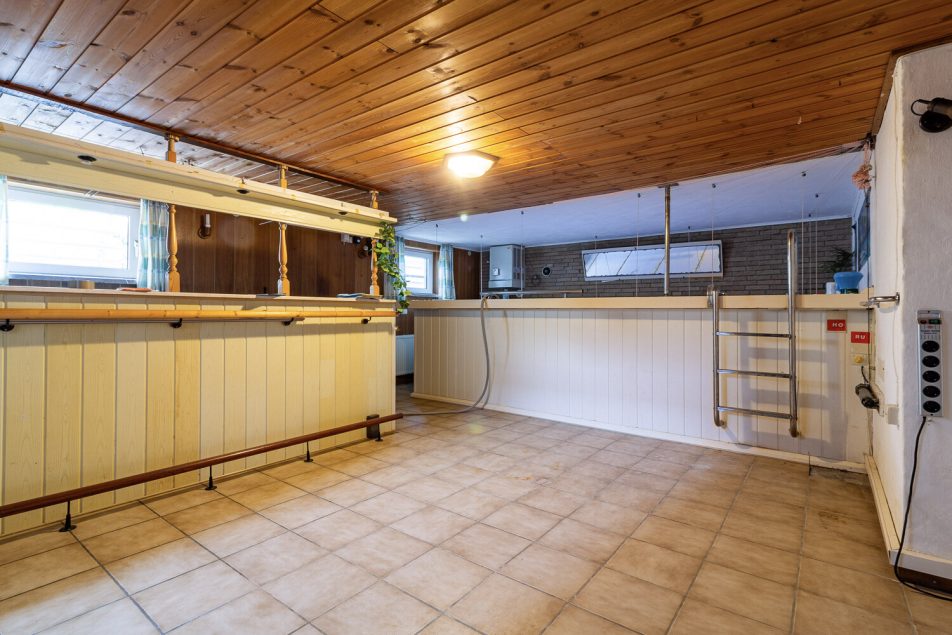 KG / Kellerbar und Pool