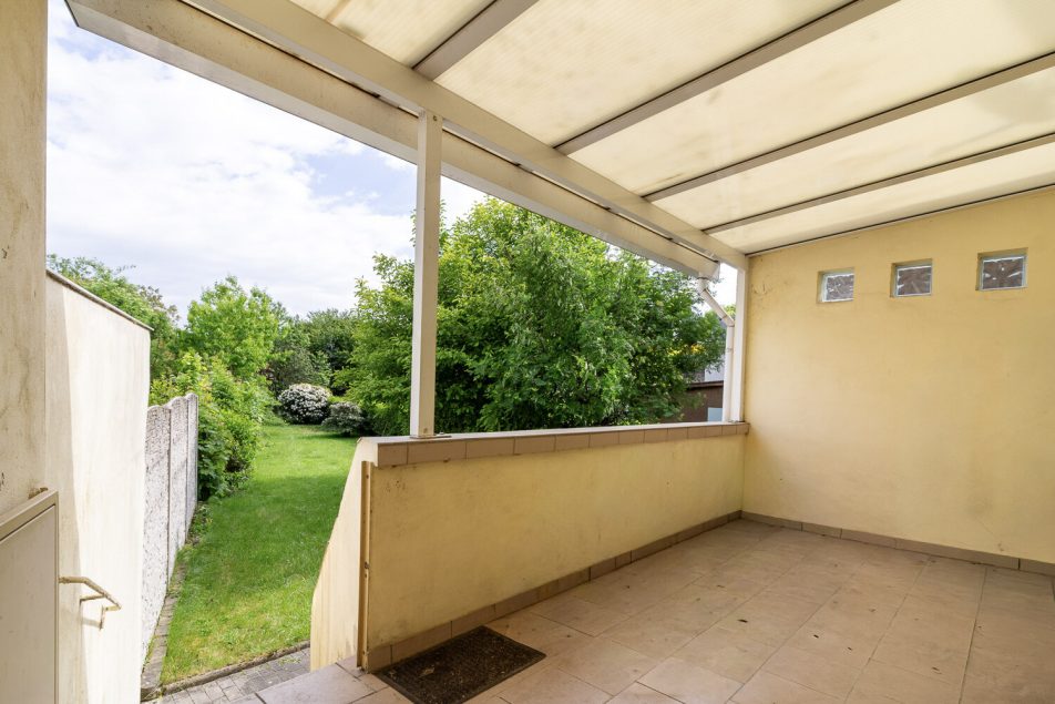 Terrasse mit Blick in den Garten